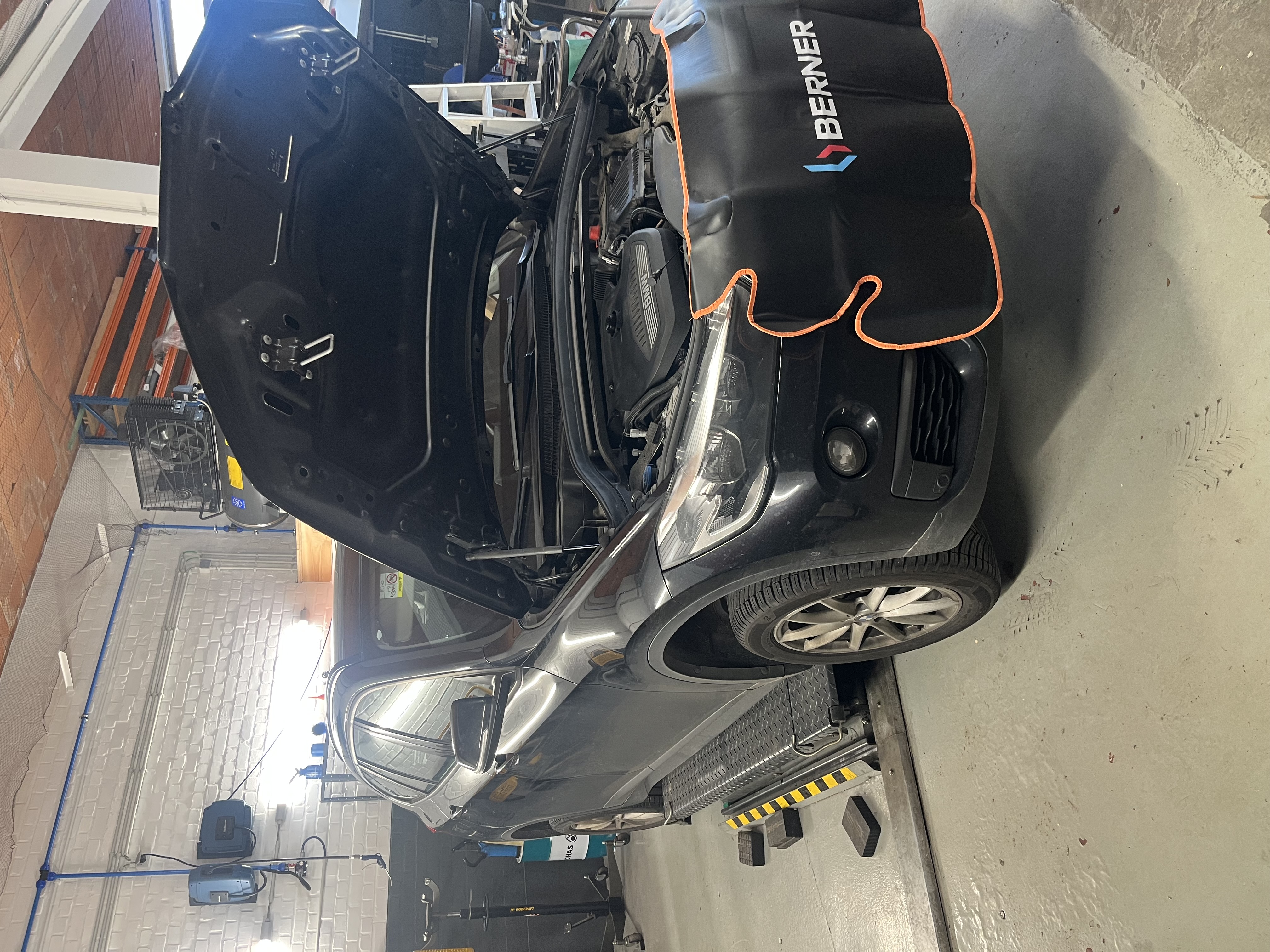 Voiture capot ouvert - atelier Nino Motors